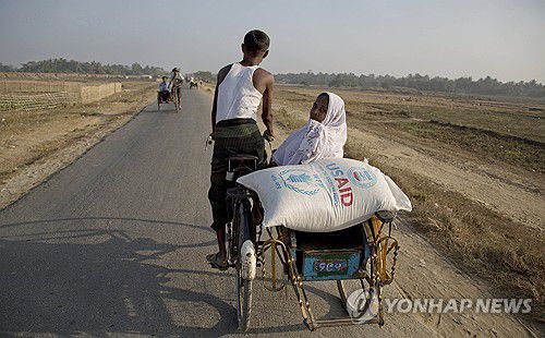 USAID로부터 지원받은 쌀을 싣고 가는 로힝야족[AP 연합뉴스 자료사진. 재판매 및 DB 금지]