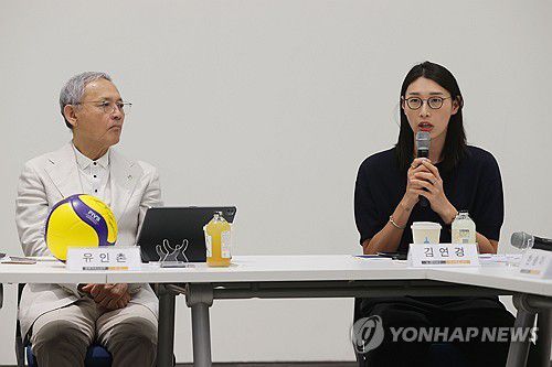 국가대표 은퇴선수 간담회에 참석한 김연경(오른쪽)(서울=연합뉴스) 강민지 기자 = 전 여자배구 국가대표 김연경 선수가 20일 오전 서울 종로구 국립현대미술관 서울관에서 열린 '대한배구협회 여자배구 국가대표 은퇴선수 간담회'에서 인사말을 하고 있다. 왼쪽은 유인촌 문화체육관광부 장관. 2024.6.20. mjkang@yna.co.kr