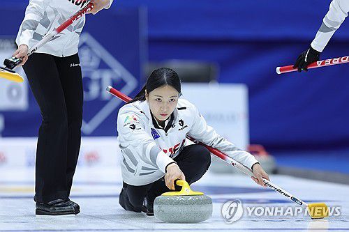 투구하는 한국 김민지(의정부=연합뉴스) 임병식 기자 = 15일 의정부실내빙상장에서 열린 2025 LGT 세계여자컬링선수권대회 한국과 일본 경기에서 한국 김민지가 스톤을 투구하고 있다. 2025.3.15 andphotodo@yna.co.kr