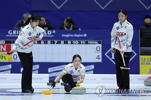 투구하는 한국(의정부=연합뉴스) 임병식 기자 = 15일 의정부실내빙상장에서 열린 2025 LGT 세계여자컬링선수권대회 한국과 일본 경기에서 한국 김수지가 스톤을 투구하고 있다. 2025.3.15 andphotodo@yna.co.kr