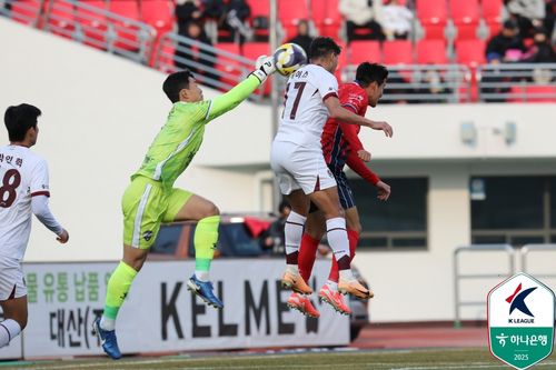 펀칭하는 김천 골키퍼 김동현[한국프로축구연맹 제공. 재판매 및 DB 금지]