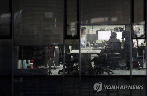 야근하는 직장인들[연합뉴스 자료사진]