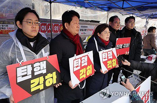 탄핵 각하 릴레이 시위하는 국민의힘 의원들(서울=연합뉴스) 류영석 기자 = 헌법재판소의 윤석열 대통령 탄핵 심판 선고가 임박한 가운데 16일 서울 종로구 헌법재판소 앞에서 국민의힘 조지연,권영진,김정재,임종득,박준태 의원이 탄핵 각하를 촉구하며 릴레이 시위를 이어가고 있다. 2025.3.16 ondol@yna.co.kr