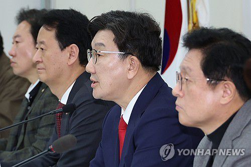 발언하는 권성동 원내대표(서울=연합뉴스) 김주성 기자 = 국민의힘 권성동 원내대표가 16일 서울 여의도 국회에서 윤석열 대통령 탄핵 심판과 관련한 당 입장 등 현안 관련 기자간담회를 하고 있다.  2025.3.16 utzza@yna.co.kr