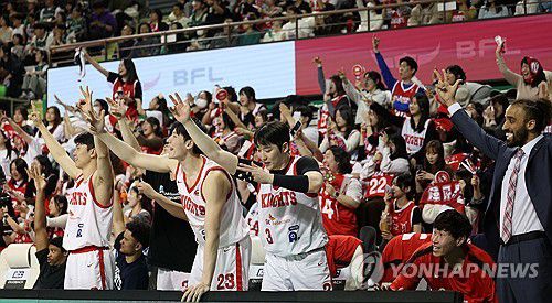 우승 향해 가자(원주=연합뉴스) 양지웅 기자 = 16일 오후 강원 원주종합체육관에서 열린 2024-2025 프로농구 원주 DB와 서울 SK의 경기. SK 벤치의 선수들이 공격 성공에 환호하고 있다. 2025.3.16 yangdoo@yna.co.kr