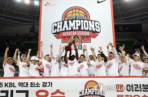 SK, 역대 최소 경기 정규리그 우승 기록(원주=연합뉴스) 양지웅 기자 = 16일 오후 강원 원주종합체육관에서 열린 2024-2025 프로농구 원주 DB와 서울 SK의 경기에서 승리한 SK 선수 및 코치진이 정규리그 우승을 확정한 뒤 세리머니를 하고 있다.     SK는 이날 승리로 역대 최소 경기 정규리그 우승기록(46경기)을 세웠다. 2025.3.16 yangdoo@yna.co.kr