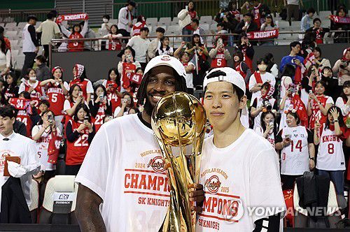 김선형, 달콤한 우승의 맛(원주=연합뉴스) 양지웅 기자 = 16일 오후 강원 원주종합체육관에서 열린 2024-2025 프로농구 원주 DB와 서울 SK의 경기에서 승리한 SK 김선형과 자밀 워니가 정규리그 우승을 확정한 뒤 트로피를 들고 기념 촬영하고 있다.     SK는 이날 승리로 역대 최소 경기 정규리그 우승기록(46경기)을 세웠다. 2025.3.16 yangdoo@yna.co.kr