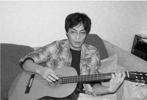 기타치는 장성탄 씨, 건강할 때 모습[아내 로리안 제공]