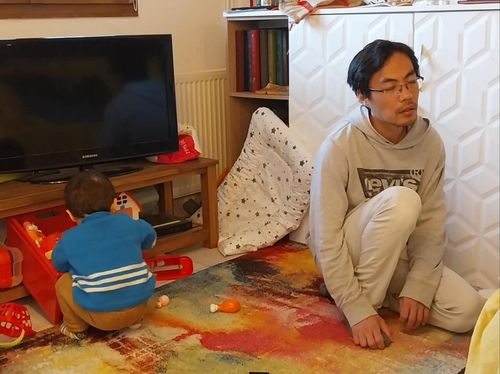 장성탄 씨의 초췌한 모습. 어린 아들은 그 옆에서 장난감 놀이를 하고 있다[부인 제공]