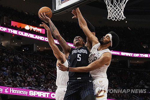 공격하는 올랜도 매직의 파올로 반케로[AP=연합뉴스. 재판매 및 DB 금지]