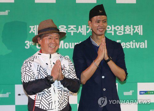 그린 카펫에서 인사하는 엄홍길·수잔 샤키야(울산=연합뉴스) 김용태 기자 = 7일 오후 울산시 울주군 영남알프스 복합웰컴센터에서 열린 '제3회 울주세계산악영화제 그린 카펫 행사에 참석한 산악인 엄홍길 대장과 방송인 수잔 샤키야가 인사하고 있다. 2018.9.7 yongtae@yna.co.kr