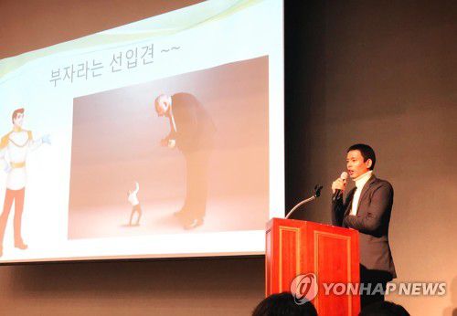 안산 국민소통포럼에서 강연하는 수잔 샤키야(서울=연합뉴스) 2일 오후 안산문화의예술의전당 국제회의장에서 열린 다문화포럼 '다름에 대하여'에서 방송인 수잔 샤키야가 강연하고 있다.   국가기간뉴스통신사 연합뉴스가 주관하고 문화체육관광부가 후원하는 '2018 국민소통포럼'은 우리 사회 차별과 갑질 해소를 위해 네 가지 주제(남녀차별, 직장차별, 다문화차별, 갑질)로 지난달 24일 부산에서 시작해 이달 2일 안산문화예술의 전당, 23일 광주 조선대학교, 30일 서울 숭실대학교 등 전국 4개 도시에서 열린다. 2018.11.2 [NPR 제공] photo@yna.co.kr