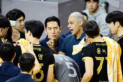 아폰소 감독(중앙)의 작전 지시를 듣는 KB손보 선수들[한국배구연맹 제공. 재판매 및 DB 금지]