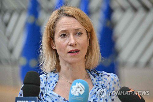 취재진 질문에 답하는 EU 외교안보 고위대표(브뤼셀 AFP=연합뉴스) 카야 칼라스 EU 외교안보 고위대표가 17일(현지시간) 벨기에 브뤼셀에서 열린 EU 외교장관회의에서 취재진 질문에 답하고 있다. 2025.3.17 photo@yna.co.kr [재판매 및 DB 금지]