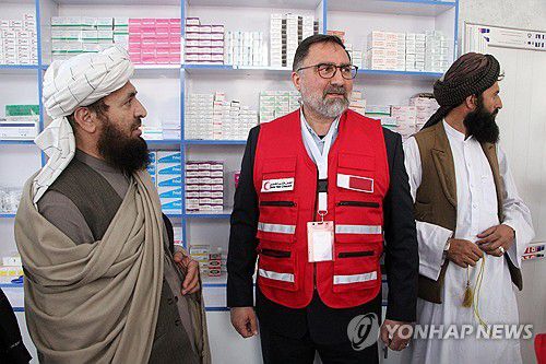아프가니스탄 의료시설지난 2월 23일 카타르 적신월회 대표인 후세인 부타니(가운데)가 아프가니스탄 칸다하르주 내 마련된 의료시설을 찾아 탈레반 관계자들과 둘러보고 있다. [EPA 연합뉴스 자료사진. 재판매 및 DB 금지]