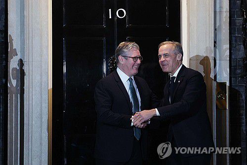 다우닝가 10번지에서 만난 스타머 총리와 카니 총리[EPA 연합뉴스]