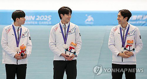 웃는 이승훈(하얼빈=연합뉴스) 박동주 기자 = 11일 중국 하얼빈 헤이룽장 빙상훈련센터 스피드스케이팅 오벌에서 열린 하얼빈 동계아시안게임 스피드스케이팅 남자 팀 추월 시상식에서 정재원, 박상언이 이승훈을 바라보고 있다.     이승훈은 이번 은메달로 한국 선수 역대 동계 아시안게임 최다 메달리스트가 됐다. 2025.2.11 pdj6635@yna.co.kr