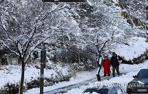 봄 시샘 폭설 내린 강릉(강릉=연합뉴스) 유형재 기자 = 강원 산간과 동해안에 대설특보 속에 많은 눈이 내린 17일 강릉시 교동에서 초등학생들이 등교하고 있다. 2025.3.17 yoo21@yna.co.kr