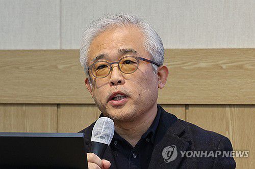 의대생 복귀 비난하는 의대생·전공의 비판한 오주환 교수(서울=연합뉴스) 신현우 기자 = 서울대 의대·서울대병원 오주환 교수가 18일 서울 종로구 서울대학교 의과대학 융합관 양윤선홀에서 '더 나은 의료시스템을 함께 만들어가는 의료소비자·공급자 공동행동'이 연 '우리의 현주소: 의료시스템 수행지표의 팩트 검토' 토론회에 좌장으로 참석해 토론을 이끌고 있다.     오 교수는 서울대 의대·서울대병원 강희경·하은진·한세원 교수와 함께 전날 '복귀하는 동료는 더 이상 동료가 아니라고 주장하는 분들께 이제는 결정할 때입니다'라는 이름의 성명을 내며 의대생 복귀 움직임 비난하는 의대생과 전공의를 비판했다. 2025.3.18 nowwego@yna.co.kr