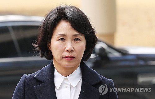 항소심 첫 공판 출석하는 김혜경 씨(수원=연합뉴스) 홍기원 기자 = 20대 대선 당내 경선 당시 더불어민주당 전·현직 의원 배우자 등에게 경기도청 법인카드로 식사를 제공한 혐의로 기소돼 1심에서 벌금형을 선고받은 이재명 대표 배우자 김혜경 씨가 18일 경기도 수원시 수원고등법원에서 열린 항소심 첫 공판에 출석하고 있다. 2025.3.18 xanadu@yna.co.kr