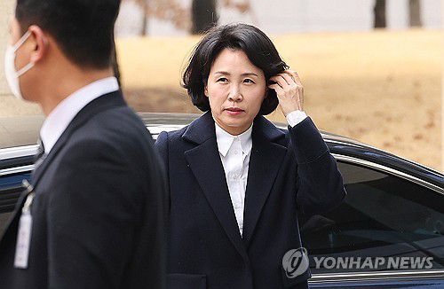 항소심 첫 공판 출석하는 김혜경 씨(수원=연합뉴스) 홍기원 기자 = 20대 대선 당내 경선 당시 더불어민주당 전·현직 의원 배우자 등에게 경기도청 법인카드로 식사를 제공한 혐의로 기소돼 1심에서 벌금형을 선고받은 이재명 대표 배우자 김혜경 씨가 18일 경기도 수원시 수원고등법원에서 열린 항소심 첫 공판에 출석하고 있다. 2025.3.18 xanadu@yna.co.kr