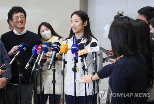 인터뷰하는 안세영(영종도=연합뉴스) 이정훈 기자 = 세계배드민턴연맹(BWF) 월드투어 슈퍼1000 전영오픈에서 우승한 안세영이 18일 인천국제공항 2터미널을 통해 귀국한 뒤 인터뷰하고 있다. 2025.3.18 uwg806@yna.co.kr