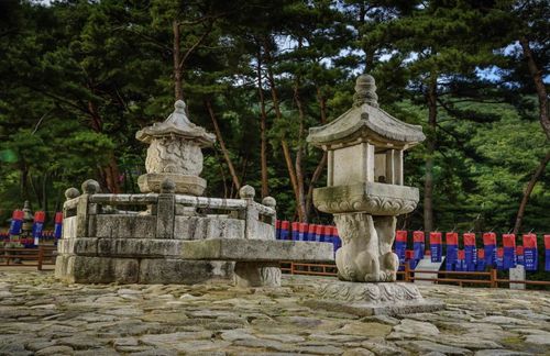 보물 '양주 회암사지 무학대사탑'과 '양주 회암사지 무학대사탑 앞 쌍사자 석등'[국가유산청 제공. 재판매 및 DB 금지]