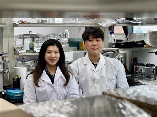 카이랄 나노 페인트 기술 개발한 KAIST 연구팀 왼쪽부터 염지현 교수와 정욱진 학생 [KAIST 제공. 재판매 및 DB 금지]