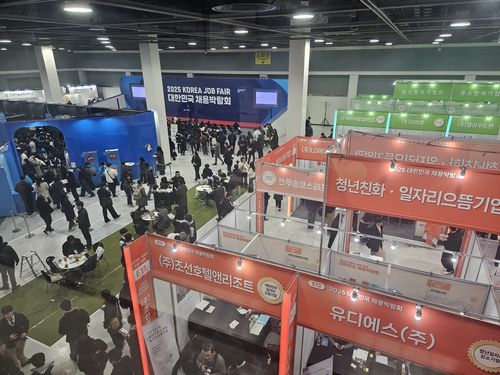2025 대한민국 채용박람회(서울=연합뉴스) 김은경 기자 = 고용노동부 등 8개 부처가 공동 개최하는 '2025 대한민국 채용박람회'가 19일 서울 서초구 aT센터 제1전시장에서 막을 열었다.