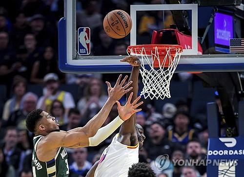 야니스 아데토쿤보를 막는 드레이먼드 그린[San Francisco Chronicle via AP=연합뉴스. 재판매 및 DB금지]