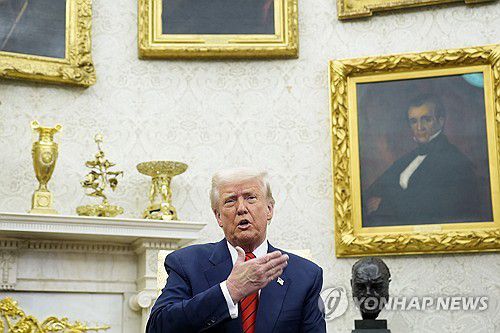 백악관서 발언하는 트럼프