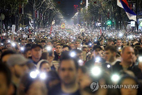 세르비아 베오그라드에서 열린 대규모 반정부 시위(베오그라드 로이터=연합뉴스) 15일(현지시간) 세르비아 수도 베오그라드에서 대규모 반정부 시위가 진행 중인 모습. 2025.03.15 photo@yna.co.kr