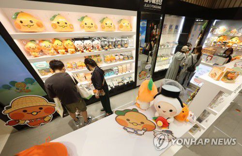 중국 관광객 제주에 퐁당(제주=연합뉴스) 2023년 8월 11일 오후 제주 신라면세점 제주 토산품 판매대에 중국인 개별관광객들이 쇼핑하고 있다. [연합뉴스 자료사진]