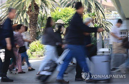 관광객으로 붐비는 제주공항[연합뉴스 자료사진]