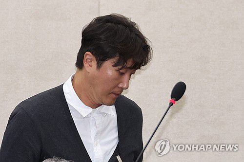 '환자 사망 사건 병원장' 양재웅 국감 출석정신건강의학과 전문의 겸 방송인 양재웅 씨가 지난해 10월 23일 오후 서울 여의도 국회에서 열린 보건복지위원회의 복지부 등에 대한 종합 국정감사에 증인으로 출석해 질의에 답한 뒤 증인석으로 돌아가고 있다. 2024.10.23 [연합뉴스 자료사진]