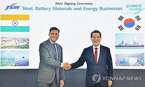 포스코그룹, 인도 JSW그룹과 제철소 합작 사업 추진(서울=연합뉴스) 포스코그룹은 인도 뭄바이에서 인도 1위 철강사인 JSW그룹과 철강, 이차전지소재, 재생에너지 분야 사업 협력에 관한 MOU를 체결했다고 지난해 10월 29일 밝혔다. 사진은 포스코그룹 장인화 회장(오른쪽)과 JSW그룹 사잔 진달 회장. 2024.10.29 [포스코그룹 제공. 재판매 및 DB 금지] photo@yna.co.kr