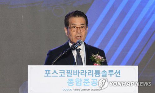 리튬 공장 종합준공식, 기념사 하는 장인화 포스코 홀딩스 회장(광양=연합뉴스) 배재만 기자 = 장인화 포스코 홀딩스 회장이 작년 11월 29일 오전 전남 광양시 율촌산단 내 ㈜포스코필바라리튬솔루션에서 열린 리튬공장 종합 준공식에서 기념사를 하고 있다. 2024.11.29 scoop@yna.co.kr