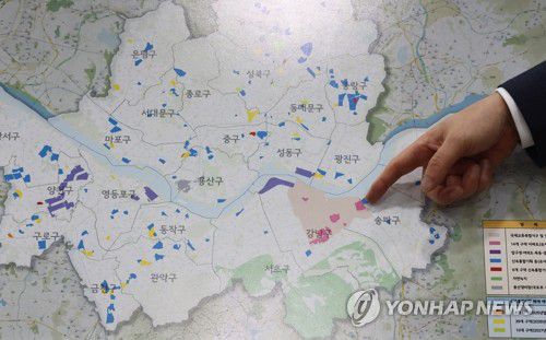 서울시 토지거래허가제 해제 심의 결과 브리핑(서울=연합뉴스) 윤동진 기자 = 조남준 서울시 도시공간본부장이 12일 서울시청에서 열린 서울시 토지거래허가제 해제 심의 결과 브리핑을 진행하고 있다. 2025.2.12 mon@yna.co.kr