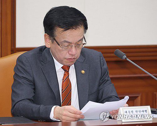 회의자료 보는 최 권한대행(서울=연합뉴스) 한상균 기자 = 최상목 대통령 권한대행 부총리 겸 기획재정부 장관이 19일 정부서울청사에서 국정현안관계장관회의 겸 경제관계장관회의 겸 산업경쟁력강화관계장관 회의 자료를 보고 있다. 2025.3.19 xyz@yna.co.kr