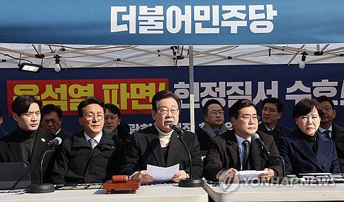 발언하는 이재명 대표(서울=연합뉴스) 더불어민주당 이재명 대표가 19일 서울 종로구 경복궁역 부근 광화문 민주당 천막농성장에서 열린 현장 최고위원회의에서 발언하고 있다. 2025.3.19 [국회사진기자단] utzza@yna.co.kr
