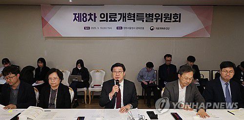 제8차 의료개혁특별위원회 개최(서울=연합뉴스) 최재구 기자 = 노연홍 의료개혁특별위원회 위원장이 19일 서울 종로구 정부서울청사 광화문홀에서 열린 제8차 의료개혁특별위원회에서 발언하고 있다. 2025.3.19 jjaeck9@yna.co.kr