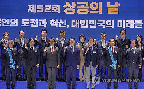 제52회 상공의 날 행사, 대한민국 경제를 위하여(서울=연합뉴스) 황광모 기자 = 19일 서울 중구 대한상의 국제회의장에서 열린 제52회 상공의 날 행사에서 내빈들과 수상자들이 기념 촬영하고 있다.      아랫줄 왼쪽 두 번째부터 더불어민주당 박찬대 원내대표, 안덕근 산업통상자원부 장관, 최태원 대한상공회의소 회장, 국민의힘 권영세 비상대책위원장. 2025.3.19 hkmpooh@yna.co.kr