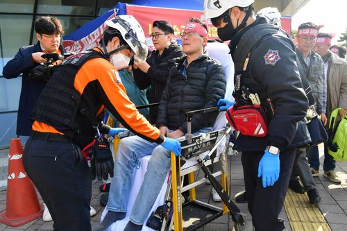 병원 이송되는 이주갑 의원[완주군의회 제공. 재판매 및 DB 금지]