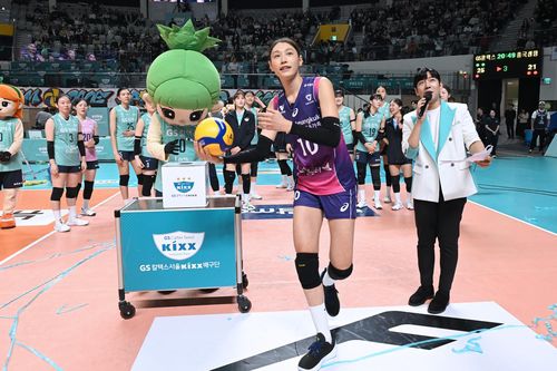 팬들에게 기념물 선물하는 김연경(중앙)[한국배구연맹 제공. 재판매 및 DB 금지]