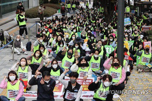 콜센터 노동자들 '직접고용 전환하고 처우개선하라'(서울=연합뉴스) 서대연 기자 = 2022년 11월 9일 오후 콜센터 노동자들이 서울 중구 서울고용노동청 앞에서 직접고용 및 처우개선 요구 결의대회를 열고 구호를 외치고 있다. [연합뉴스 자료사진] 2025.3.19