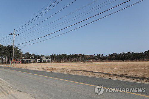 공터에 타운하우스만 '덩그러니'(강원 고성=연합뉴스) 강태현 기자 = 지난 17일 춘천∼속초 동서고속화철도 8공구 지점인 강원 고성군 토성면 원암리 공터에 타운하우스 단지가 덩그러니 자리를 지키고 있다.     이 땅의 소유주는 토지수용보상금 30억원 중 10%를 떼어주겠다며 실시설계 용역회사 소속 노선 설계 담당자에게 '노선 변경'을 청탁하고 2억원을 건넨 사실이 발각돼 처벌받았다. 2025.3.20 taetae@yna.co.kr