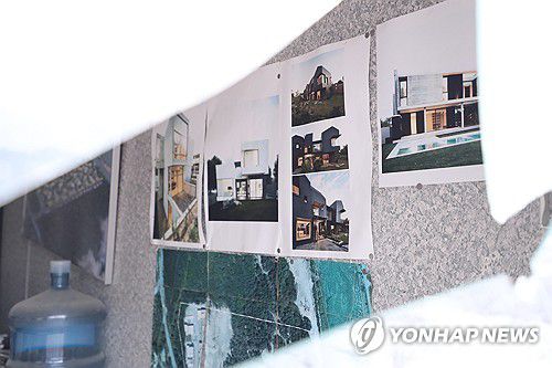 적막함 흐르는 강원 고성군 한 타운하우스(강원 고성=연합뉴스) 류호준 기자 = 지난 17일 강원 고성군 토성면 원암리 한 타운하우스가 텅 빈 채 적막함이 흐르고 있다.     이 땅의 소유주는 토지수용보상금 30억원 중 10%를 떼어주겠다며 실시설계 용역회사 소속 노선 설계 담당자에게 '노선 변경'을 청탁하고 2억원을 건넨 사실이 발각돼 처벌받았다. 2025.3.20 ryu@yna.co.kr