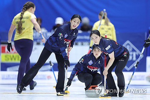 '가자'(의정부=연합뉴스) 임병식 기자 = 20일 의정부실내빙상장에서 열린 2025 LGT 세계여자컬링선수권대회 한국과 스웨덴 경기에서 한국 김민지(왼쪽), 김수지가 스윕하며 전진하고 있다. 2025.3.20 andphotodo@yna.co.kr