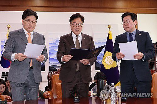 18년 만의 연금개혁 합의문 발표(서울=연합뉴스) 김주성 기자 = 우원식 국회의장과 국민의힘 권성동 원내대표(왼쪽), 더불어민주당 박찬대 원내대표(오른쪽)가 20일 서울 여의도 국회의장실에서 국민연금 개혁안 합의문을 발표하고 있다.  2025.3.20 utzza@yna.co.kr