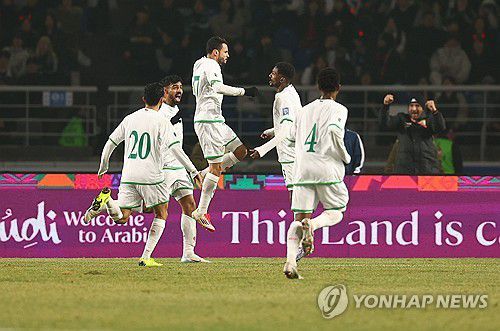오만 동점골(고양=연합뉴스) 서대연 기자 = 20일 경기도 고양종합운동장에서 열린 2026 북중미 월드컵 아시아 3차 예선 B조 7차전 대한민국과 오만의 경기.      오만 알리 알부사이디가 골을 넣은 뒤 동료들과 환호하고 있다. 2025.3.20 dwise@yna.co.kr